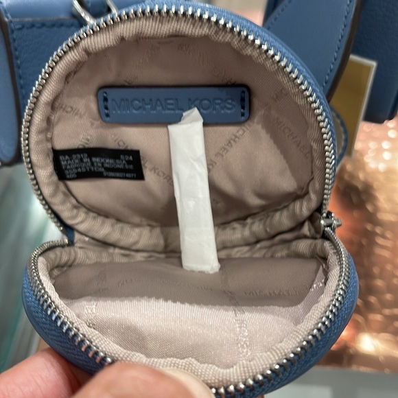 Michael Kors Jet Set Md Leather Crossbody Bag with Case for Apple Airpods Pro® - Picture 13 of 16